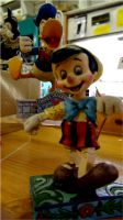 Nos chers enfants comment les occuper si ce n‘est pas l‘achat d‘un objet ludique et utile, entrez dans le monde de Walt Disney, les arts plastiques, les jouets en bois